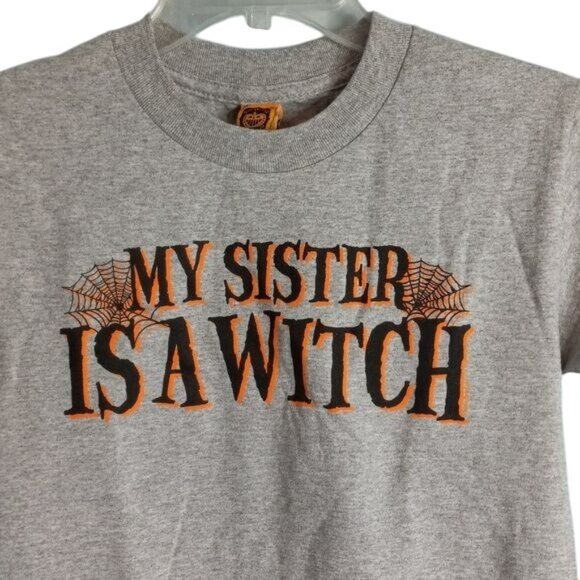 Unisex Kids Size S Small Gray My Sister Is A Witch Graphic T Shirt Halloween NEW - Picture 2 of 7